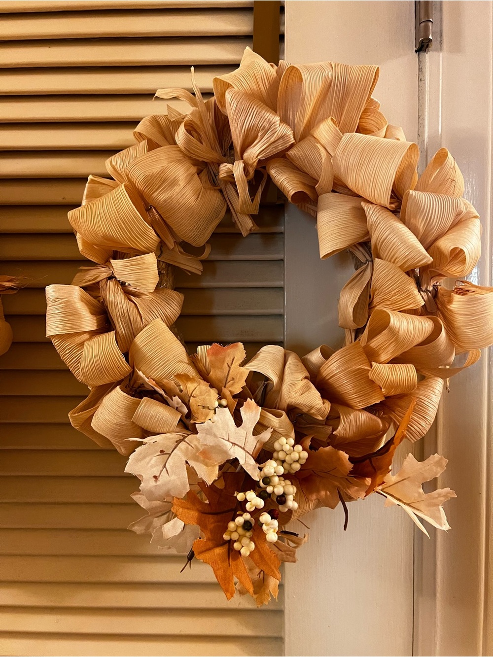 HANDMADE Neutral Toned Decorative Autumn 13”Wreath Curled Corn Husks Berry & Oak